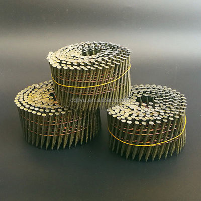 Fabricación y embalaje de paletas industriales con pistola de clavos de bobina de aire CN55 con clavos de techo de bobina